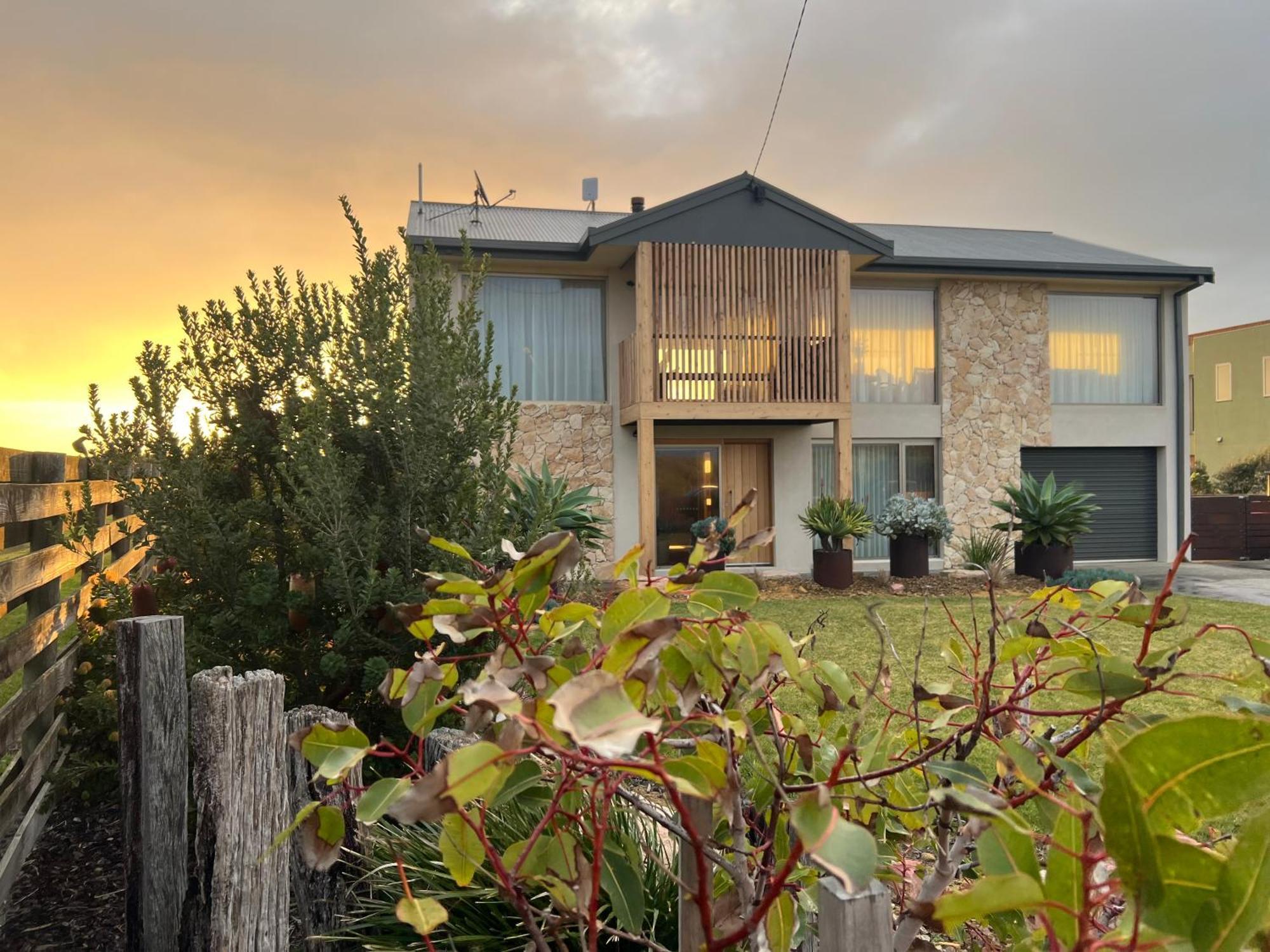 Sunsets On Martyrs Coastal Luxury Beach House Peterborough Exterior foto